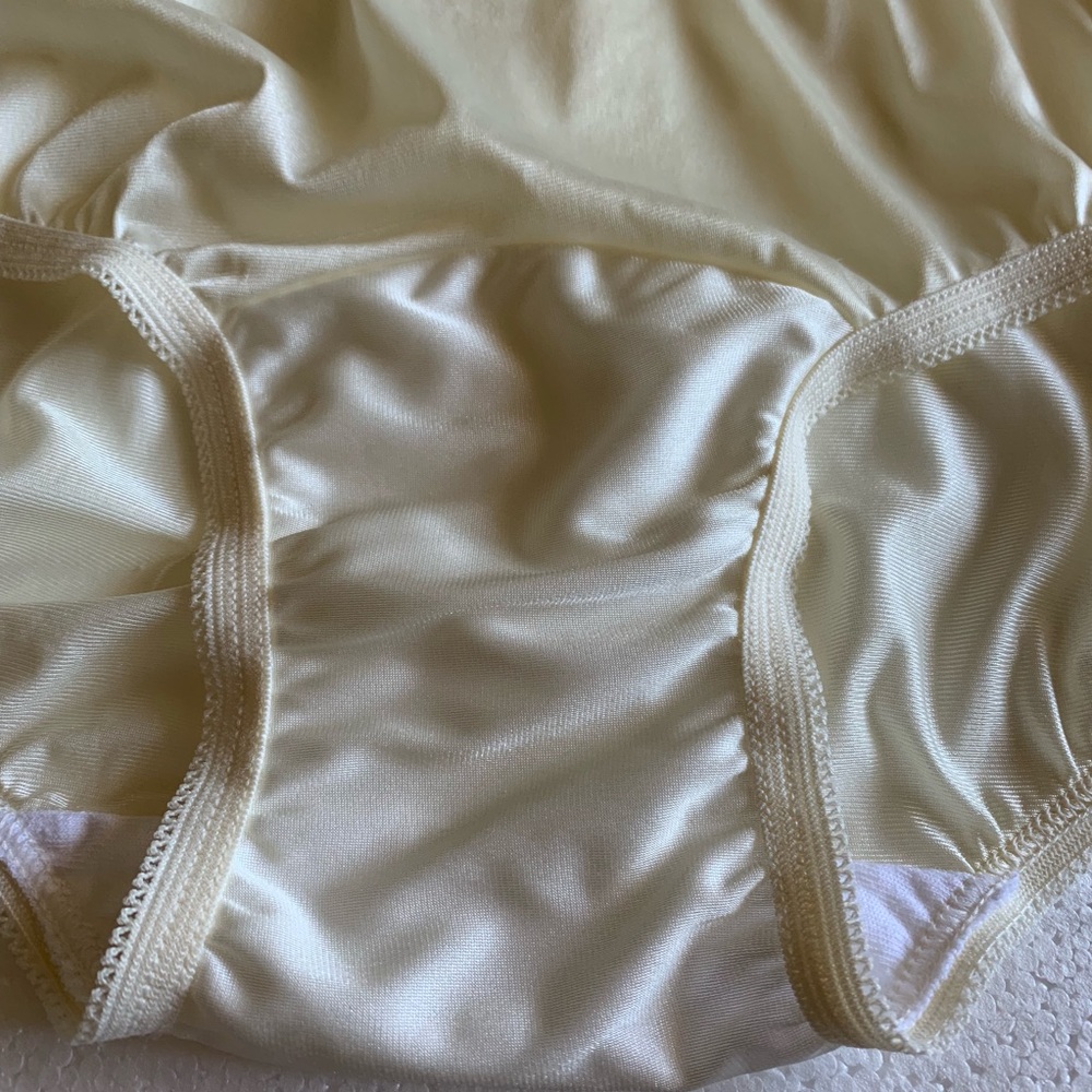 Vanity Fair 11/4XL Brief Panties - Picture 6 of 7